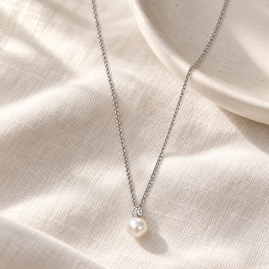 Collana Perla Elegante — ambientazione lifestyle